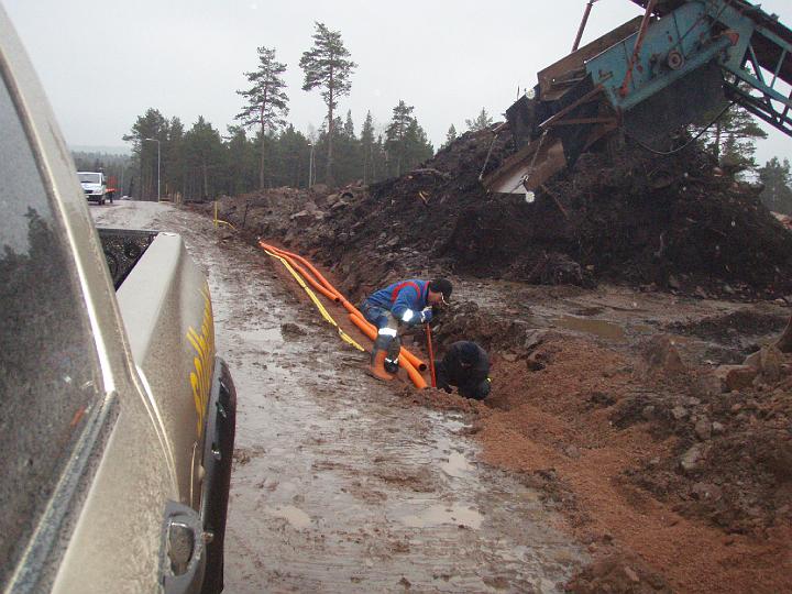 solbergsv elror dragning.JPG - läggning av skyddsrör elandelslaget